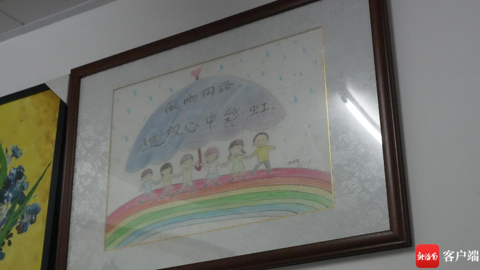 一名在海医一附院住院的患者给护士赠送了一幅画，画上写着：“风雨同路，绽放心中彩虹。”记者 王洪旭 摄