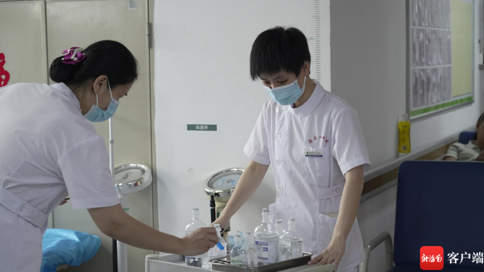护士在准备药品。记者 王洪旭 摄