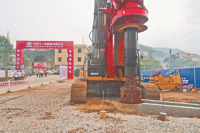 4月30日上午，新建漳汕高铁（福建段）洋奎村特大桥首桩开钻仪式现场桩基开钻。本报记者 吴鹏 通讯员 陆苏丽 摄