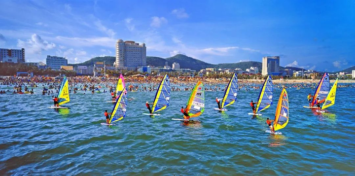 海陵岛大角湾的帆影。钟盛 摄