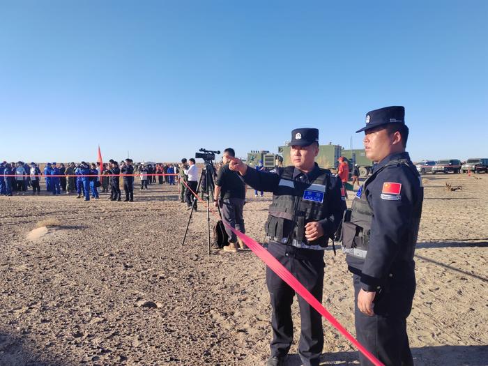 　阿拉善边境管理支队额济纳边境管理大队的民警在东风着陆场负责外围安保。