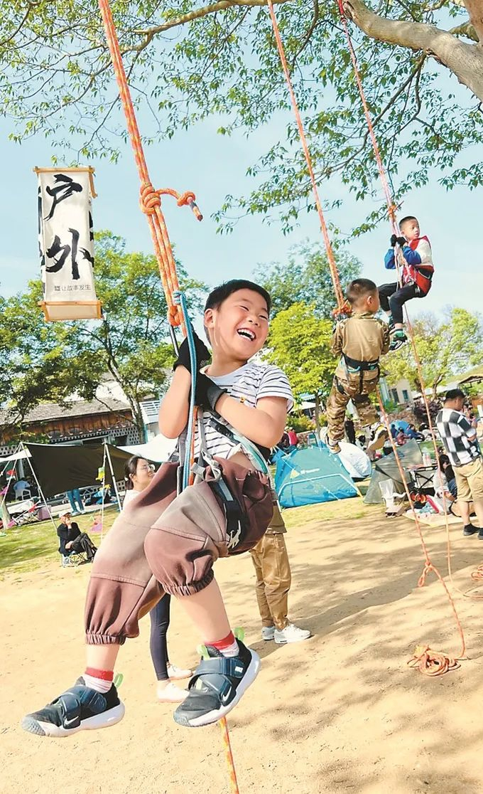 5月1日，游客在南京江宁苏家理想村游玩。赵亚玲 摄
