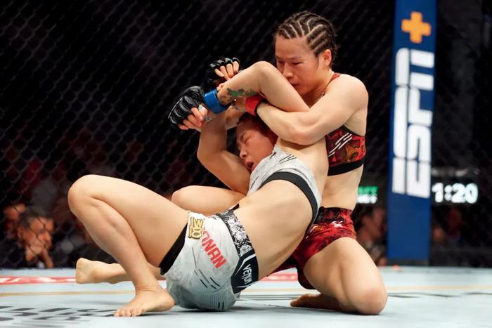 4月13日，美国拉斯维加斯2024年“UFC300”女子草量级冠军战，张伟丽对战闫晓楠。图/IC