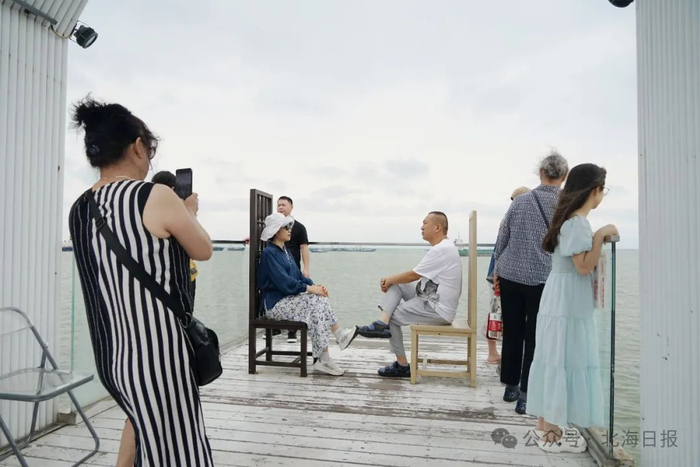 游客在外沙岛拍照。钟双莲 摄