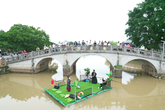 游客在珠玑古巷游玩。