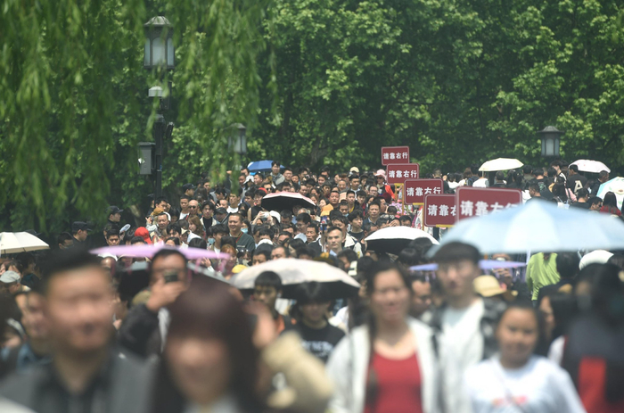 △5月1日，杭州西湖断桥。图源：视觉中国