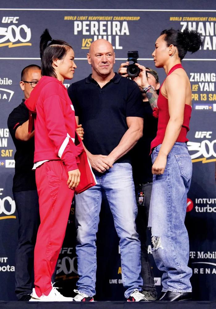 4月11日，在拉斯维加斯米高梅大花园竞技场举行的“UFC300”新闻发布会上，中国选手张伟丽和中国选手赛前闫晓楠对阵。图/视觉中国