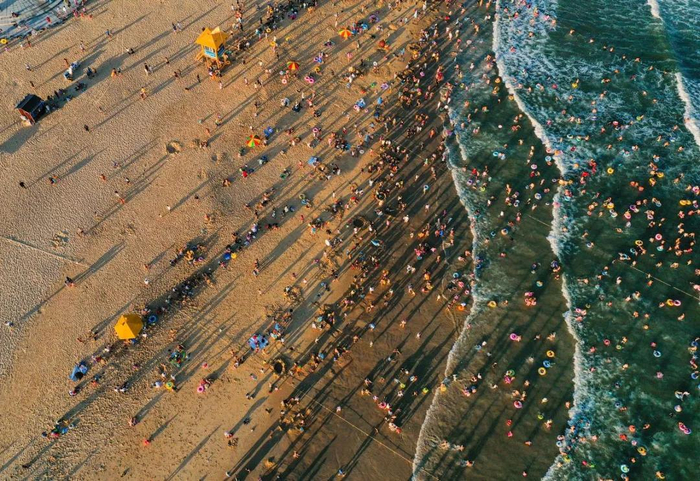 假期来阳江海边游玩的游客络绎不绝。梁文栋 摄