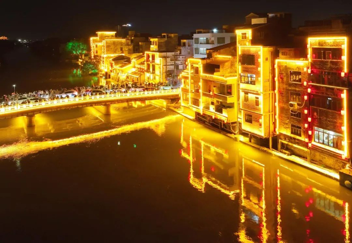 改造后的西濑社区人流如织。梁文栋 摄