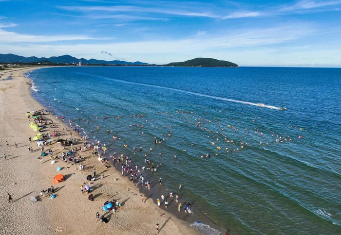 月亮湾冲浪。梁文栋 摄