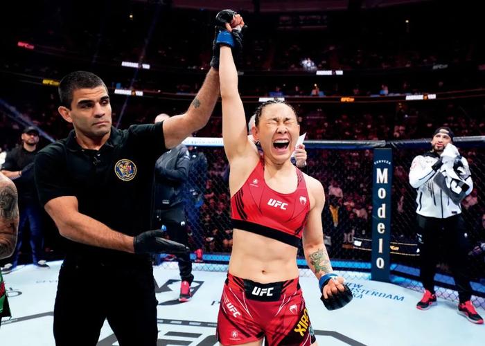 2023年5月6日，美国新泽西2023“UFC288”女子草量级比赛中，闫晓楠战胜对手安德拉德。图/视觉中国