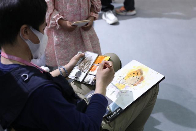 现场作画的插画师。蒋迪雯摄