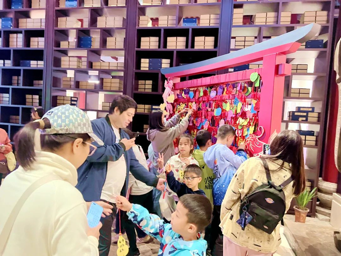 市民游客在韶州府学宫悬挂心愿牌。刘嘉健 摄