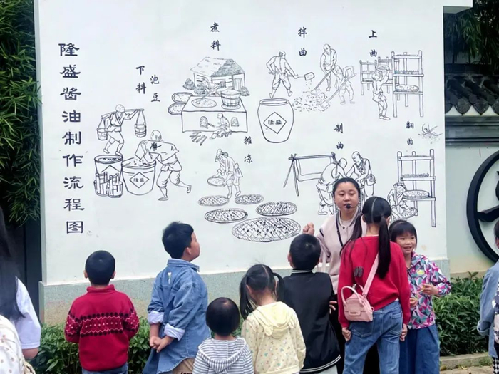 市民游客参与“酱园非遗小课堂”，了解酱油酿制过程。刘嘉健 摄