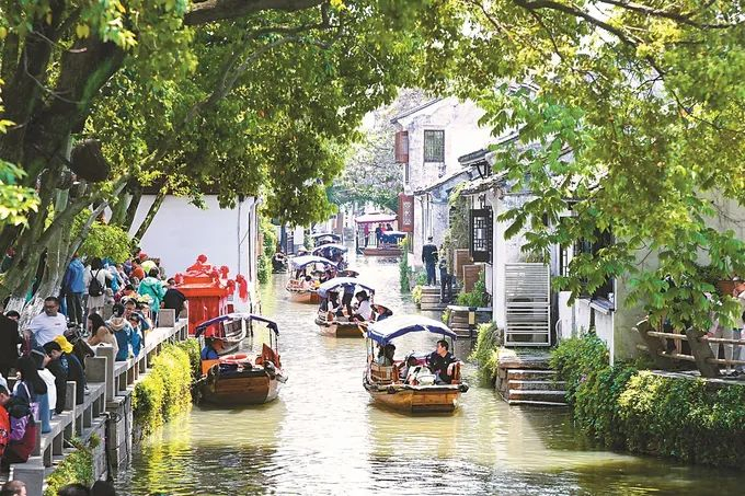 5月1日，昆山市周庄古镇景区内游人如织，来自全国各地的游客游览江南水乡，欣赏美景，乐享假日。袁新宇 摄 （视觉江苏网供图）