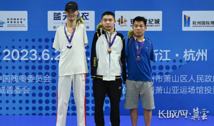 2023年6月，郭金城（图中）在杭州亚残运会测试赛中。