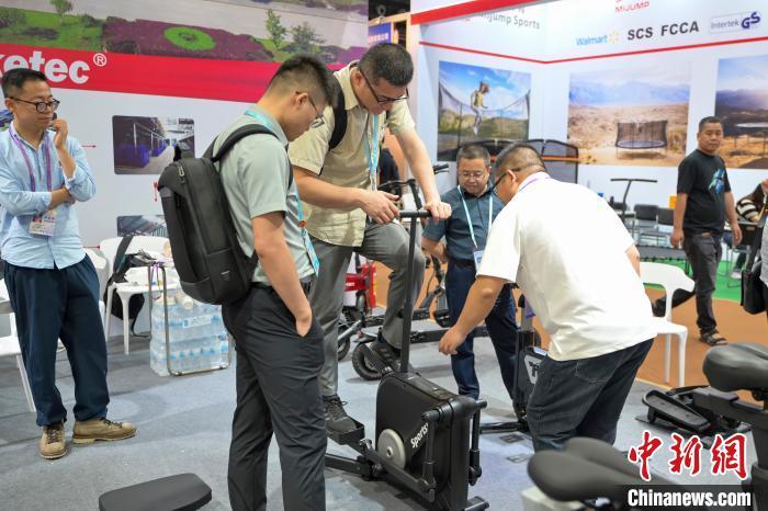 5月1日，采购商在广交会上尝试专业健身器械。中新社记者 陈骥旻 摄
