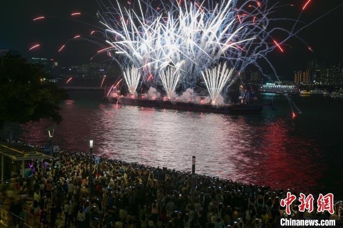 5月1日晚，香港首场定期海上烟火表演在尖东海滨登场。中新社记者 陈永诺摄