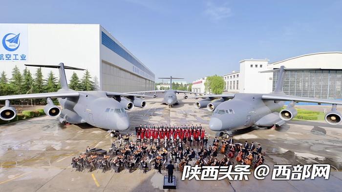 西安交响乐团120位交响乐团乐手与合唱团成员在大型运输机运-20下排练。