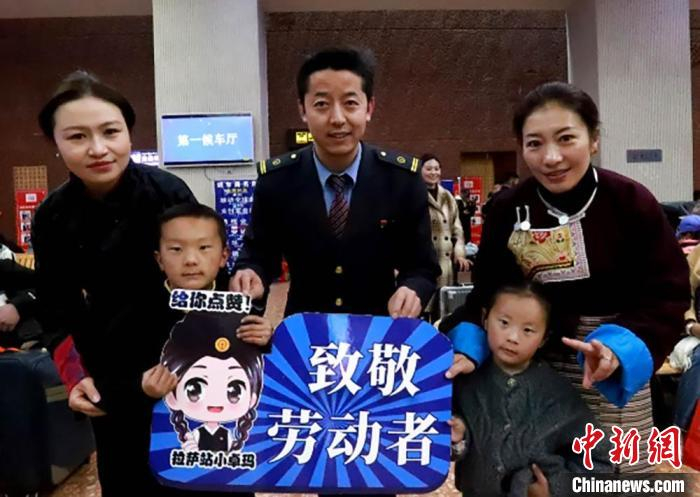  图为拉萨火车站候车室活动现场。孙皓 摄