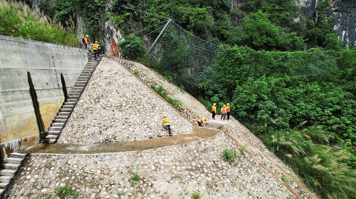     搜山扫石队员在隧道台阶巡检    本报记者覃祖稳 摄
