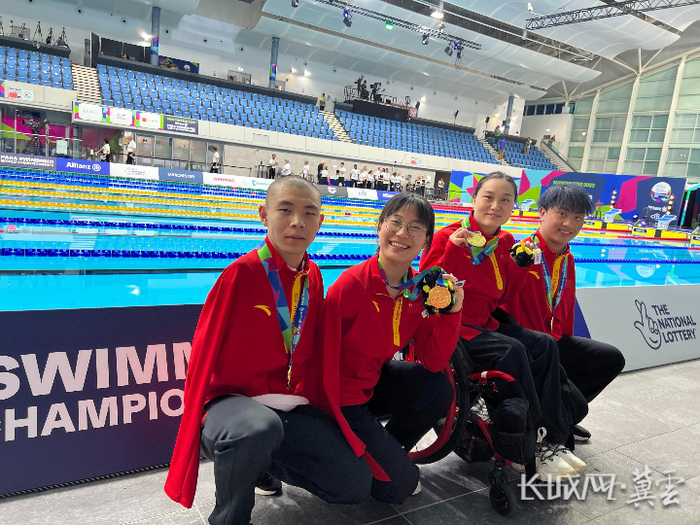 2023年8月，郭金城（左一）与队友在英国曼彻斯特举行的2023年世界残奥游泳锦标赛中。