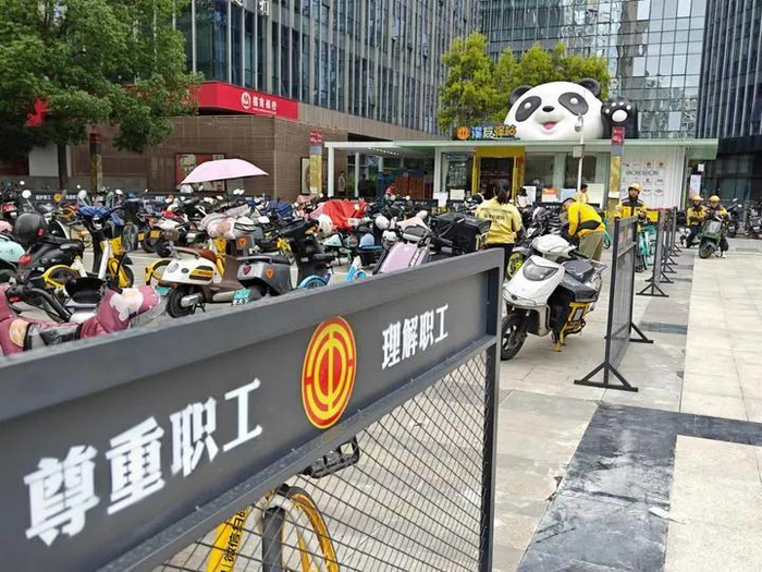 在成都高新区，街道设置的“溪友驿站”为户外劳动者提供各类服务。新华社记者 谢佼 摄