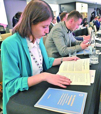     4月30日，中塞媒体智库研讨会在塞尔维亚贝尔格莱德举行。图为嘉宾翻阅智库报告。新华社发
