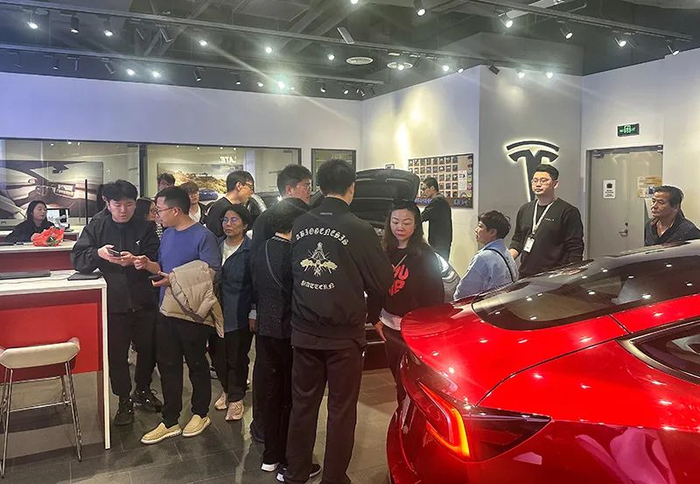 5月1日，特斯拉上海嘉定门店现场 记者 俞立严 摄