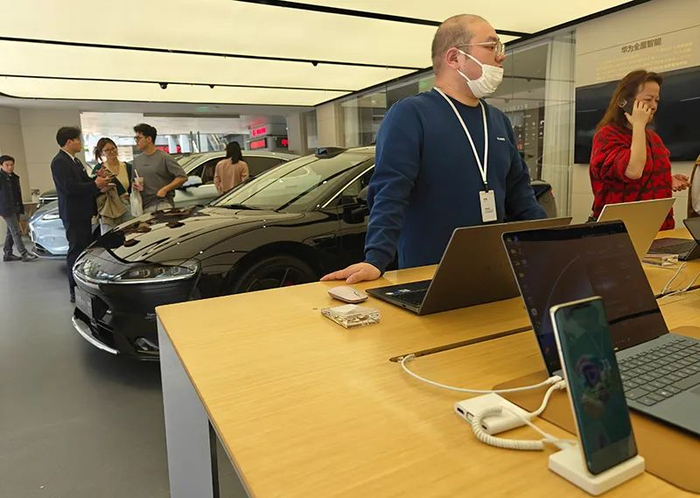 5月1日，华为上海闵行门店来看新手机和问界新车的消费者络绎不绝 记者 俞立严  摄