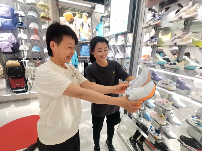5月1日，在廊坊市明珠大厦运动休闲馆的李宁YOUNG专卖店，市民正在选购运动鞋。 河北日报记者 刘杰摄