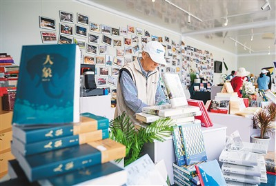 4月23日，市民在第三届全民阅读大会“十里书香长廊·春城书市”挑选书籍。新华社记者 陈欣波摄