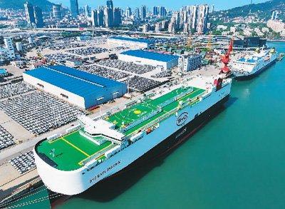 四月二十五日，在江苏连云港，比亚迪新能源汽车正在有序装船，准备出口巴西。王健民摄（人民视觉）