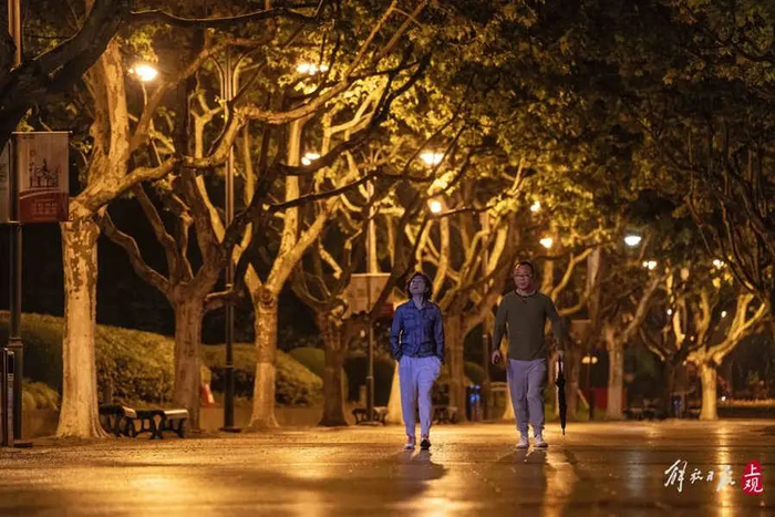 家住附近的潘女士和丈夫一起在公园漫步。  孟雨涵 摄