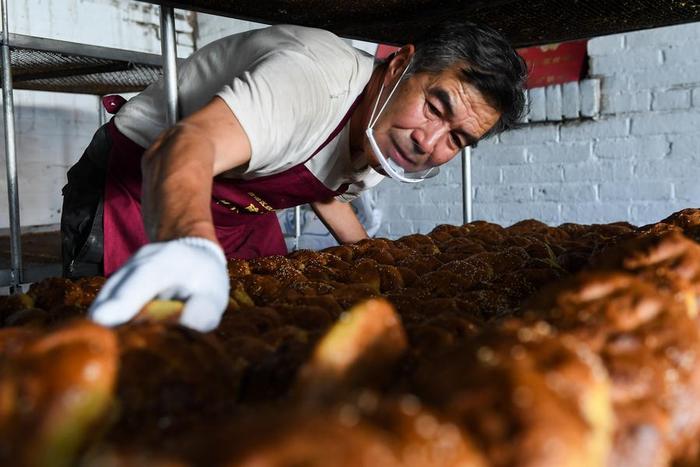   丰镇月饼制作者在摆放准备销售的月饼（资料照片）。新华社记者 刘磊 摄