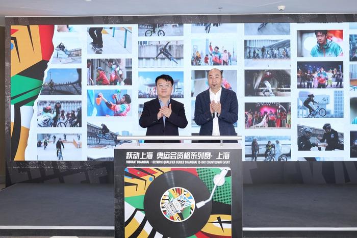 上海市体育局局长徐彬（左）和上海广播电视台台长宋炯明共同启动主题曲发布