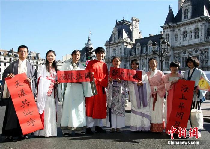 2010年9月19日，中国在法国的留学生在巴黎举行“汉服”巡游活动，展示汉服之美。吴卫中 摄