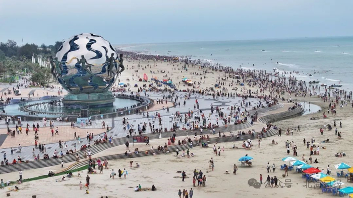 银滩人山人海。许振国 摄