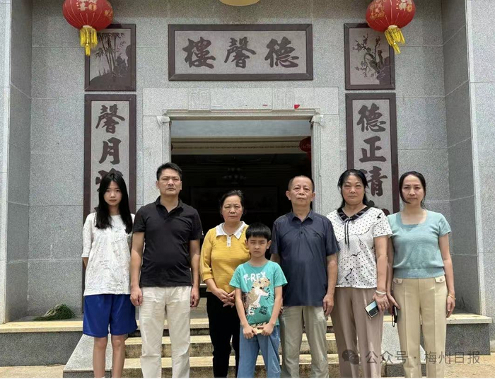 ▲黄建度（右三）与家人的合影，其中左二为其女婿饶畛。图据梅州日报微信公众号