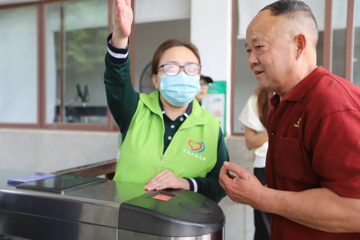 在青秀山风景区，志愿者为游客提供服务。记者罗竹君 摄