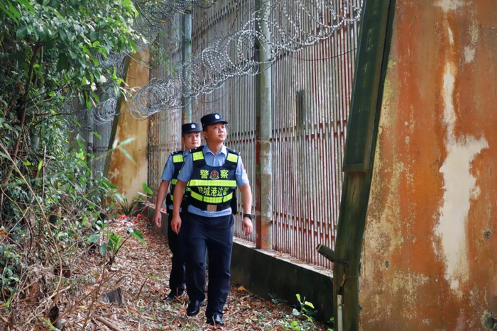 踏查边境一线。（李赋嘉 摄）