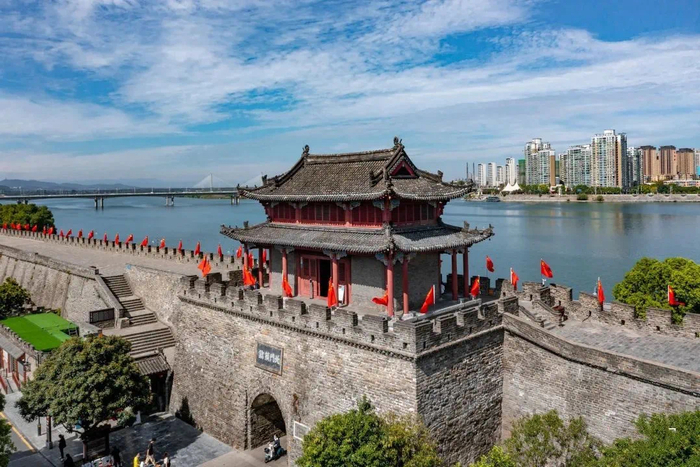 寻找下一个网红城市丨一碗面,一部剧,一座城,三千年侠义襄阳如何打好