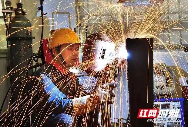 ▲红网时刻新闻自5月1日起推出系列报道《湖南功夫》，首期讲述湘钢集团焊接首席技师欧勇的故事。