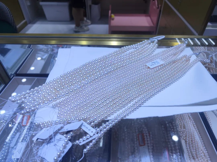 像这样 珠宝灯下如同美颜滤镜拉最满