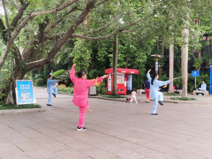 市民在公园运动锻炼。记者王媛 摄