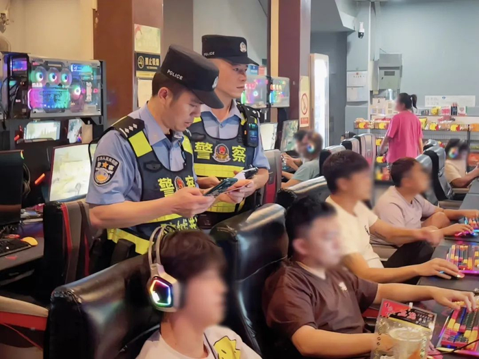 在辖区网吧开展清查工作。（唐国球 摄）