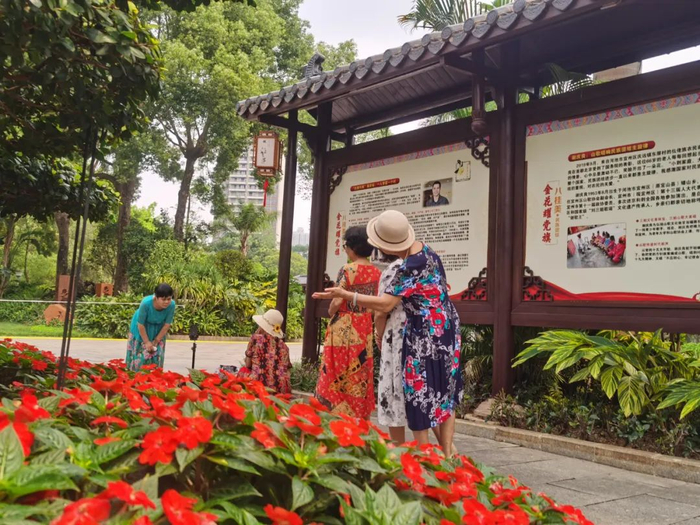 市民在公园游玩拍照。记者王媛 摄