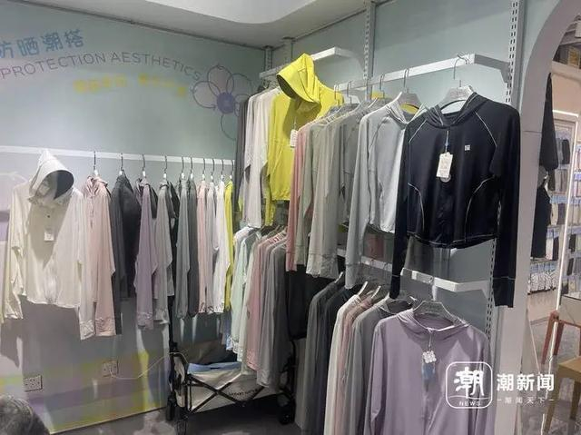 白洪德店铺中的防晒衣。张苗 摄