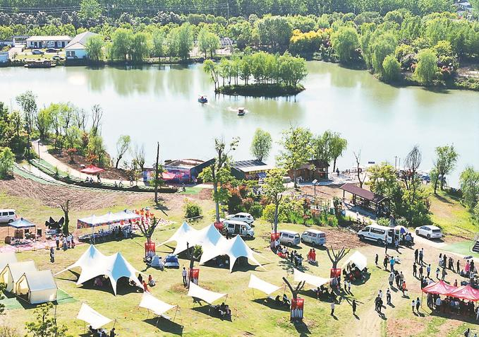 5月1日，游客在沭阳县韩山风景区的仙人湖畔游玩。 丁华明 摄 （视觉江苏网供图）