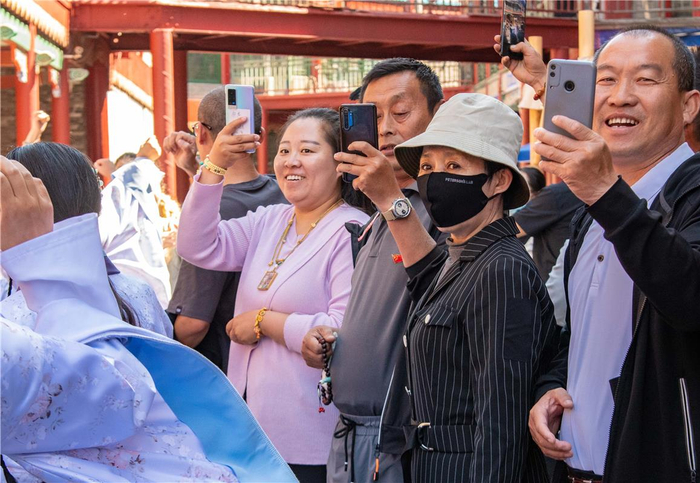 　　​观众被精彩的演出吸引。